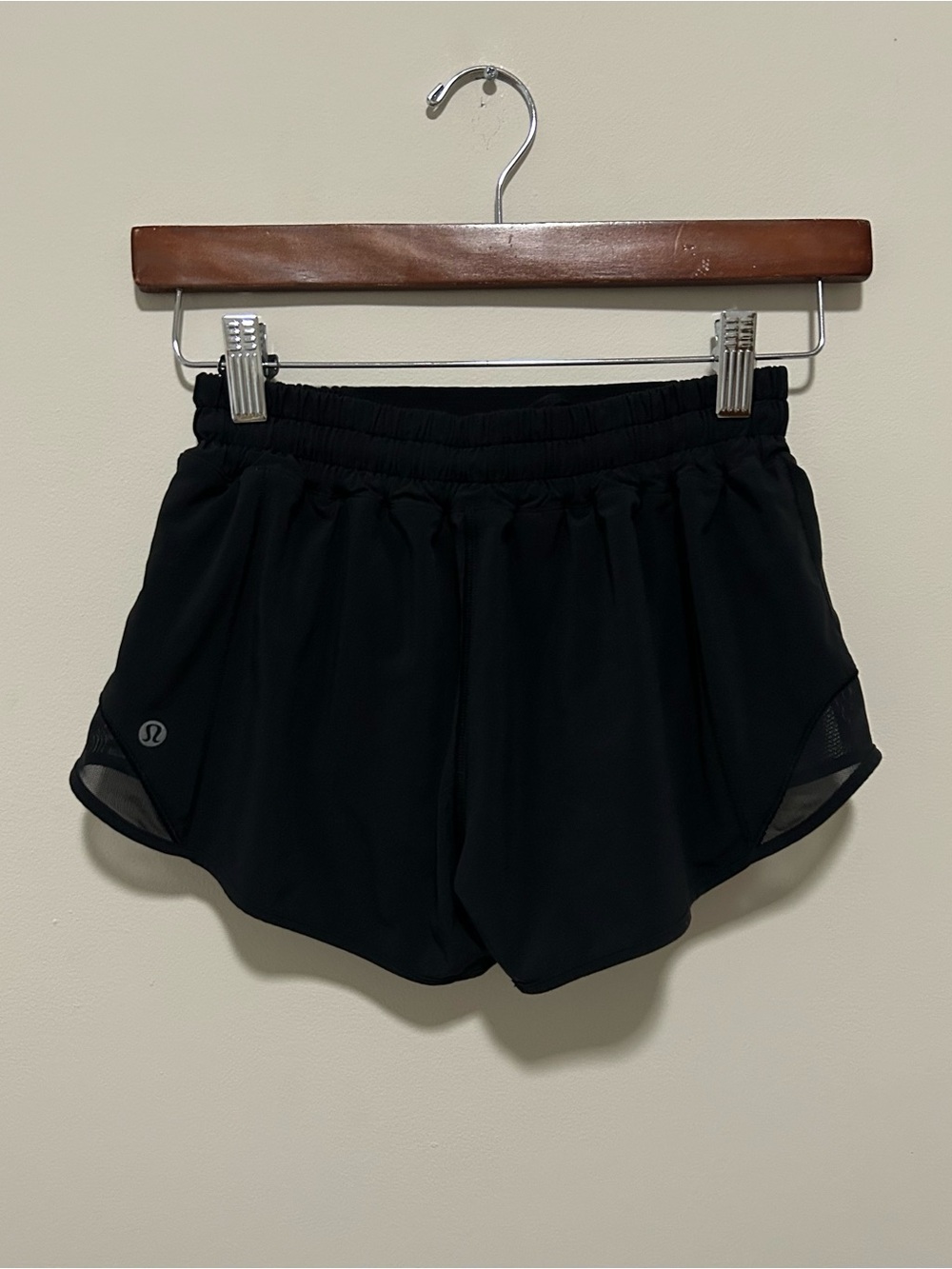 Lululemon athletica Black Women's Hotty Hot 2.5 inseam low rise size